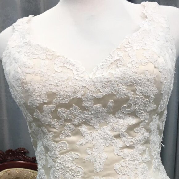NEW Satin and Lace Wedding Dress, Ivory Mermaid Fit & Flare Sexy, Eyelash straps - Picture 4 of 10